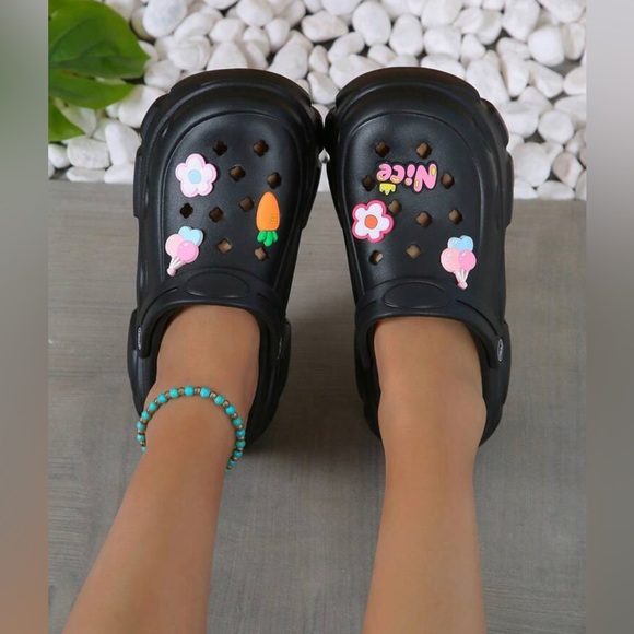 Fashion black clogs for women and flowers decor - Picture 4 of 4